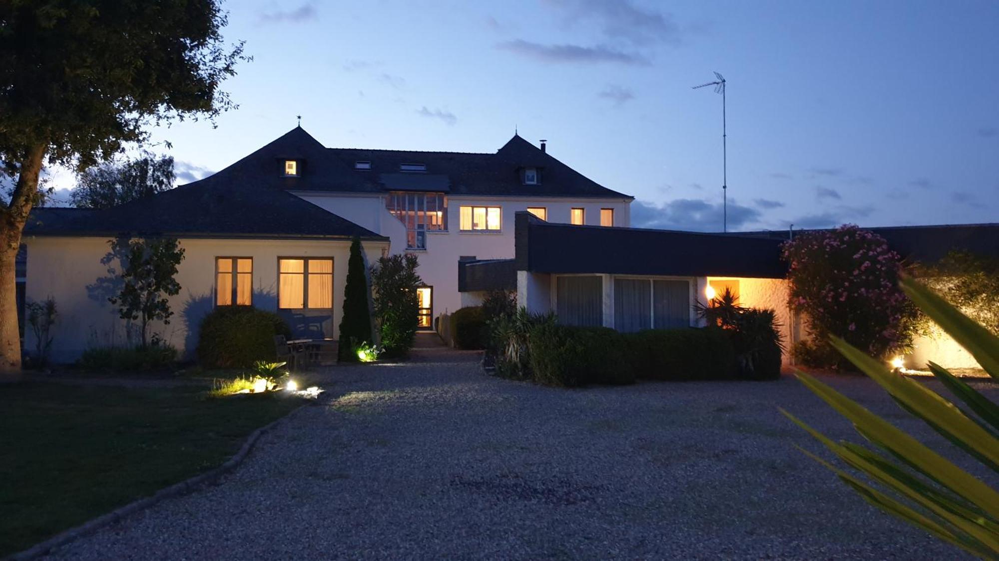 Logis Hotel La Croix Du Sud Le Tour-du-Parc Экстерьер фото